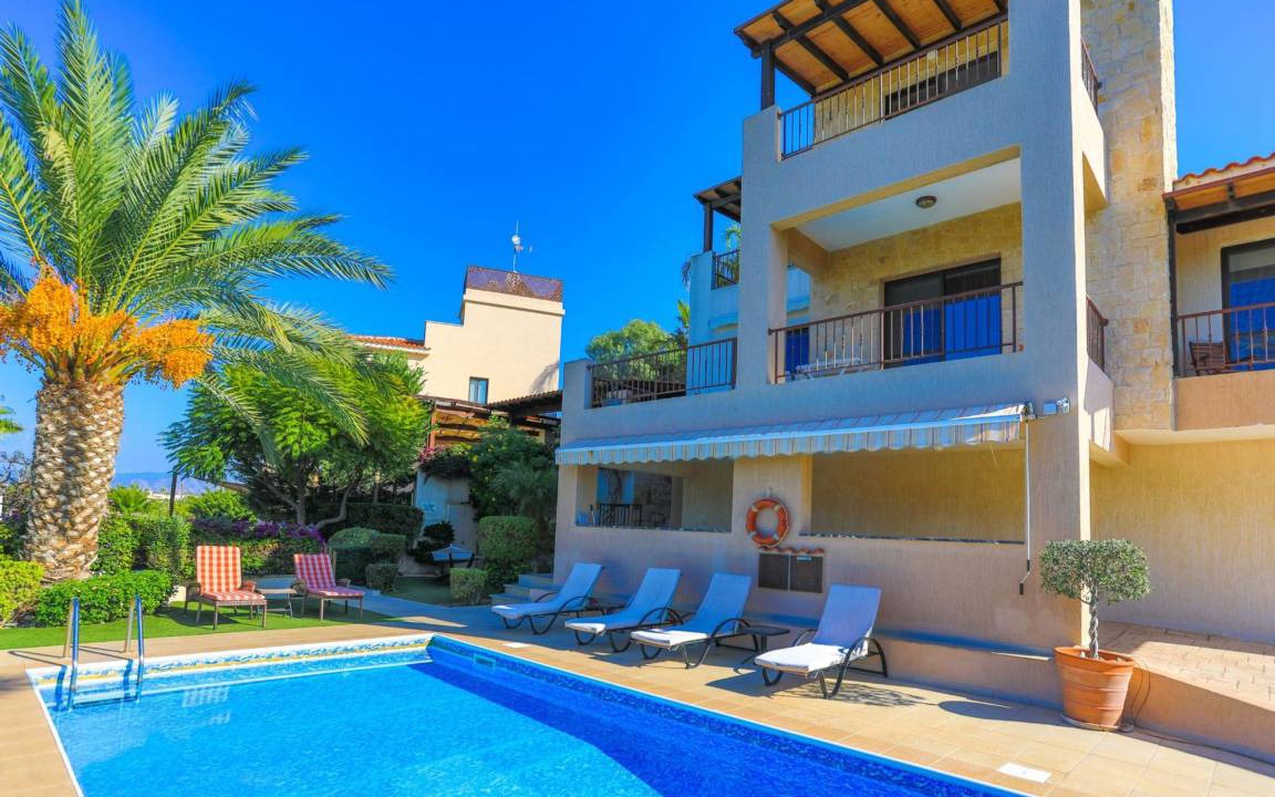 Latsi Villa | 185 m² Villa ∙ 3 bedrooms ∙ 6 guests