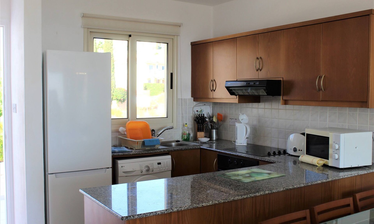 Peyia Town Apartment | 2 bedroom Penthouse apartment, stunning views, Aircon, 2 pools, Free WIFI