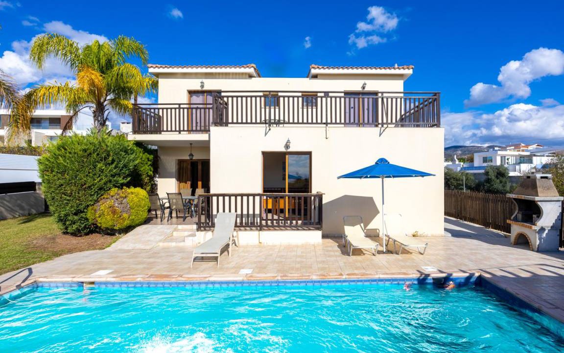 Peyia Town Villa | 250 m² Villa ∙ 4 bedrooms ∙ 8 guests
