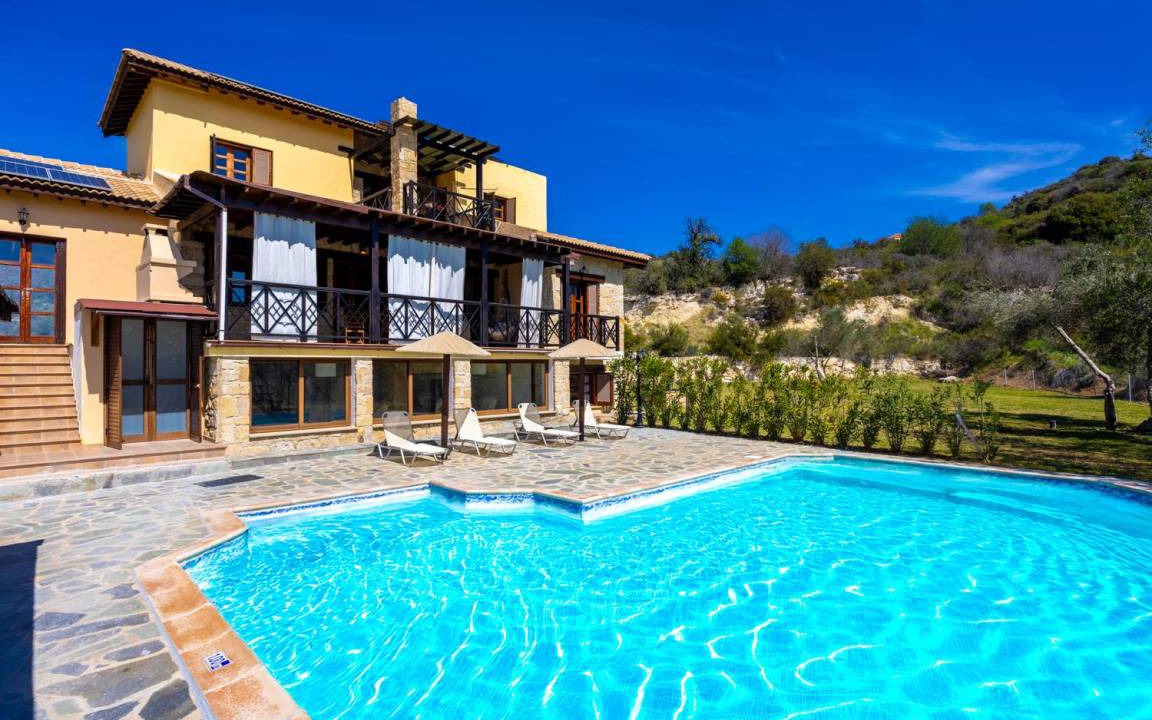 Peristerona Villa | 270 m² Villa ∙ 4 bedrooms ∙ 9 guests