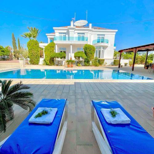 Oroklini Villa | 270 m² Villa ∙ 6 bedrooms ∙ 12 guests