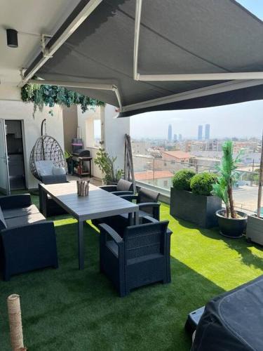 Agios Athanasios Apartment | 3 Br Penthouse Jacuzzi Seaview
