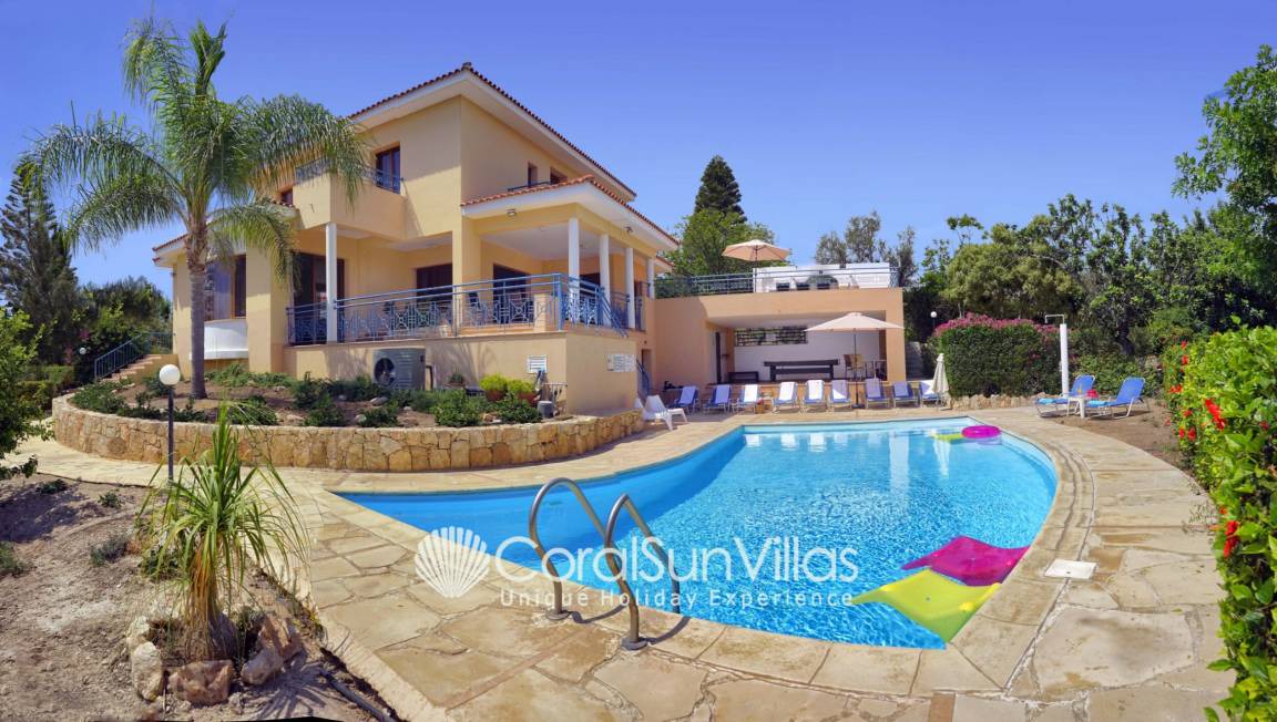 Peyia Town Villa | 300 m² Villa ∙ 5 bedrooms ∙ 12 guests