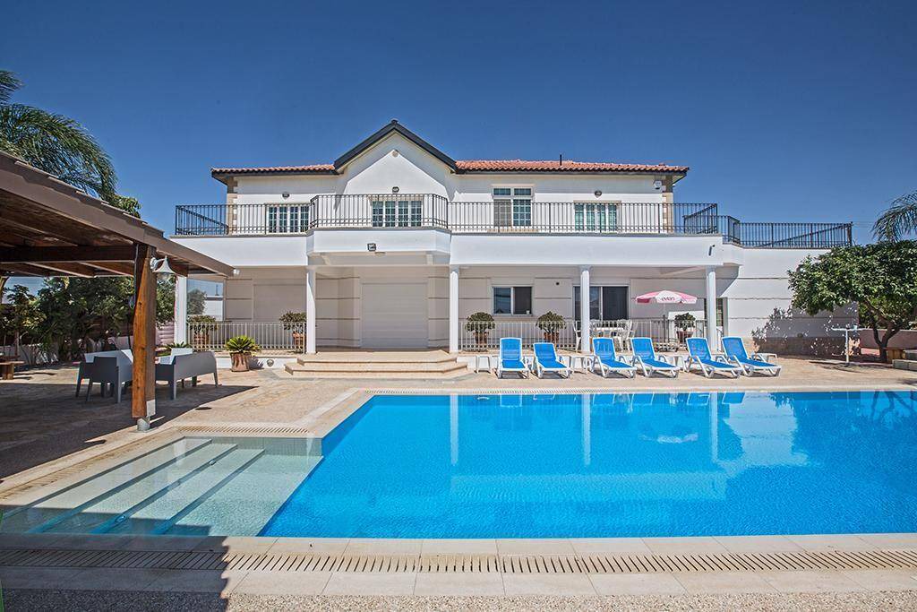 Paralimni House | 350 m² House ∙ 5 bedrooms ∙ 10 guests