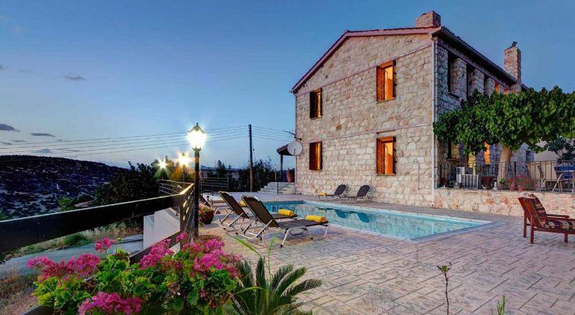 Peristerona Villa | 398 m² Villa ∙ 5 bedrooms ∙ 11 guests