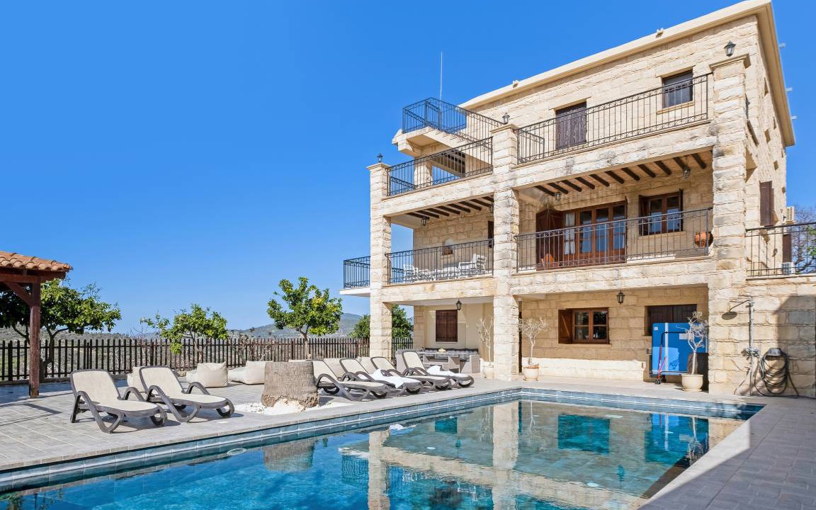 Peristerona Villa | 400 m² Villa ∙ 8 bedrooms ∙ 20 guests