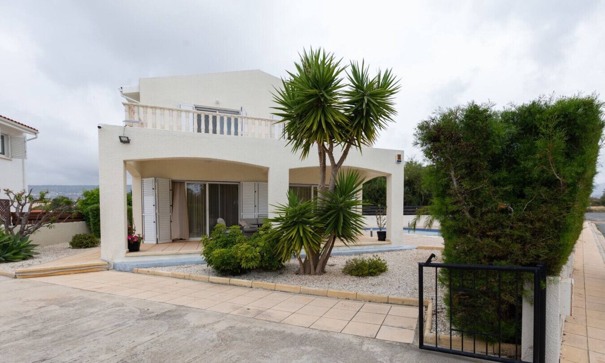 Pegeia House | A 4-bedroom spacious villa with a large swimming pool in Coral Bay!