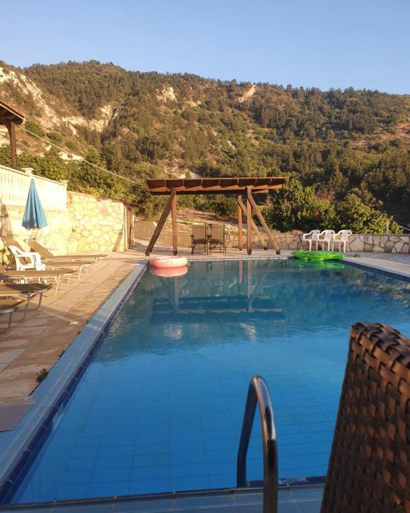 Koili House | Adonis Palace Rooms and Bungalows