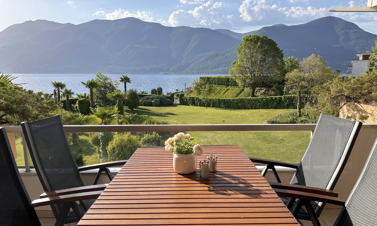 Brissago Apartment | Apartment in an exclusive lakeside location with views of the park and Lake Magg