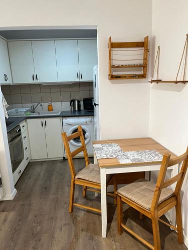 Chlorakas Apartment | Apartment in residential complex with pool