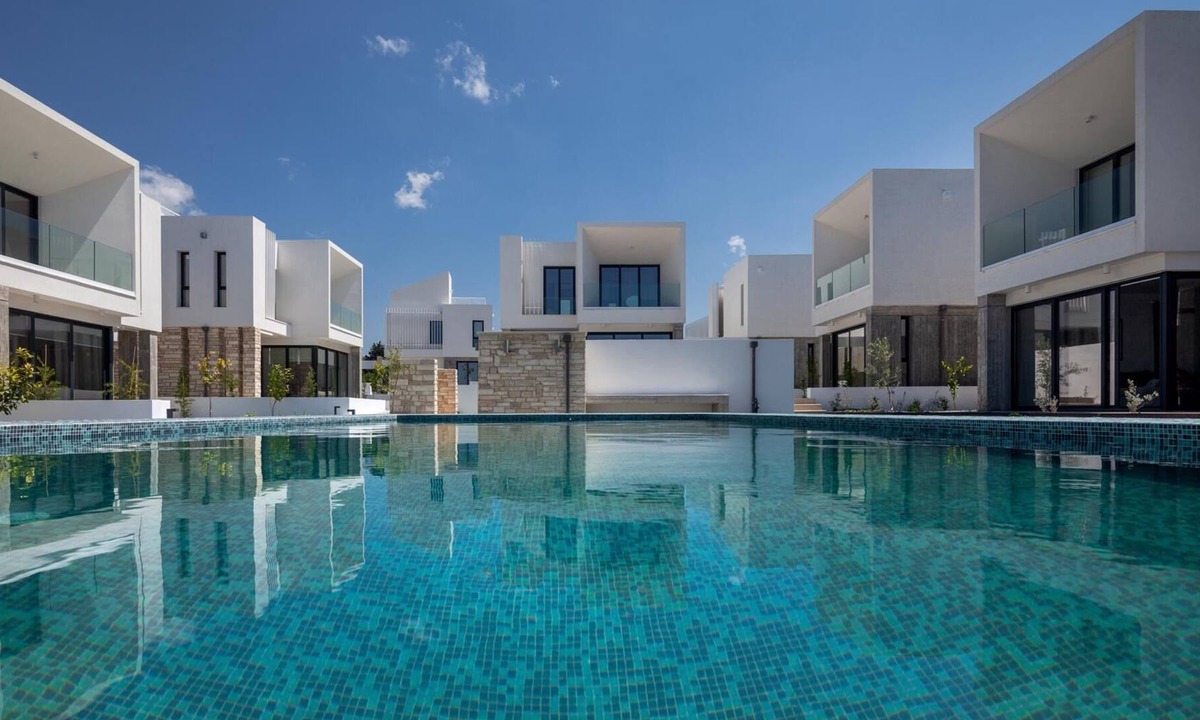 Emba Villa | Avalon 1 Villa 2 communal pool