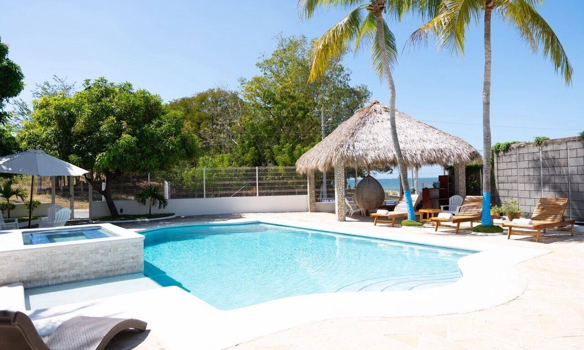 El Velero House | Beachfront Villa with Private Pool - 5 Bedrooms