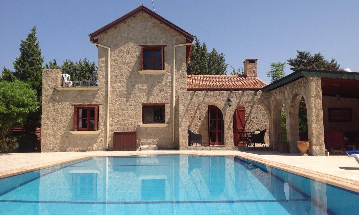 Karsiyaka Villa | Beautiful Villa, large private rear garden with pool, games room and free wifi