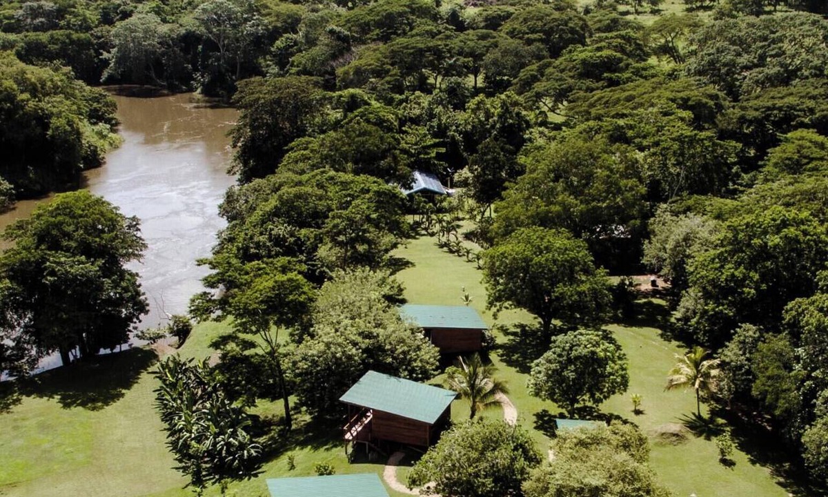 San Ignacio Cabin | Cabana 1 -Modern amenities cabin, on the banks of the Belize River