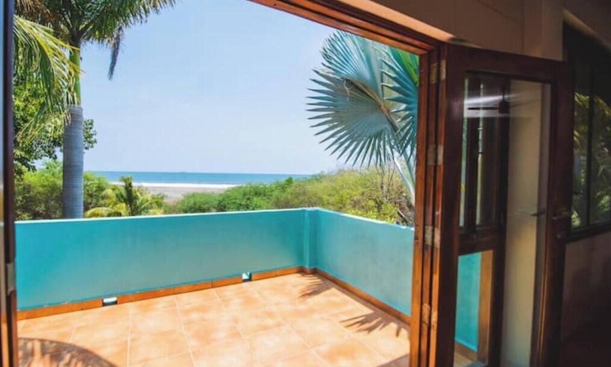 Aserradores House | Casa Turquesa - Luxury 3-Story Beachfront Estate