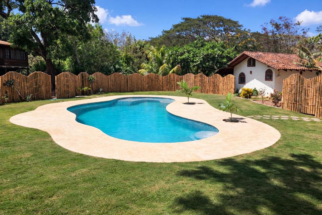 Escamequita Ski Chalet | Casita Blanca - Piscina - BBQ - Fogata - Finca a 15 min de San Juan Del Sur y Playas