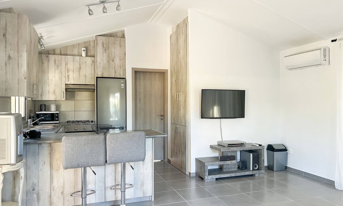 Pareklisia House | Cosy 1 bedroom tiny house with beautiful garden, 8 min from the beach!