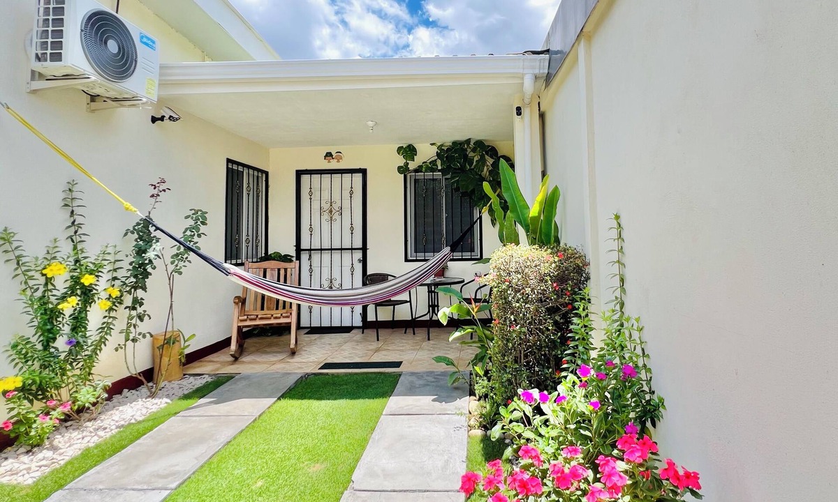 Managua Apartment | Cozy apartment in phenomenal Managua with WiFi, AC, garache and kitchen.
