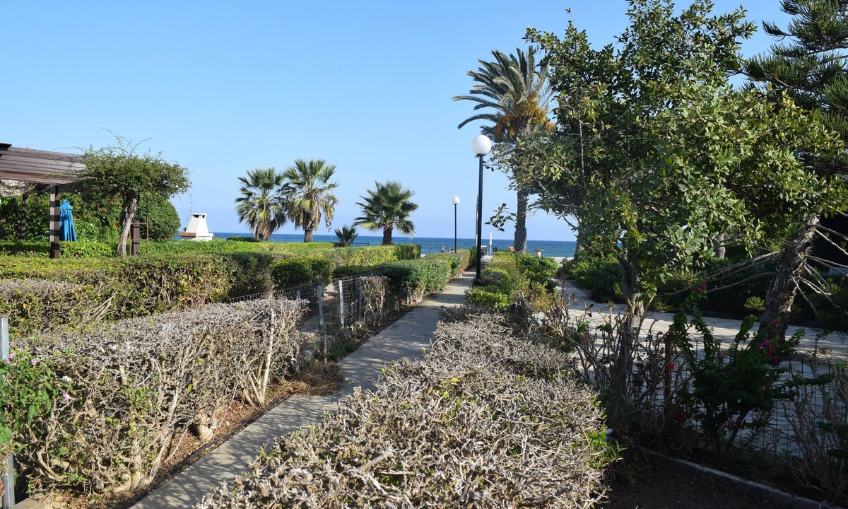 Larnaca House | Cozy holiday beach house 30 steps away from the beach