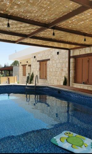 Kannaviou House | Daglas suit