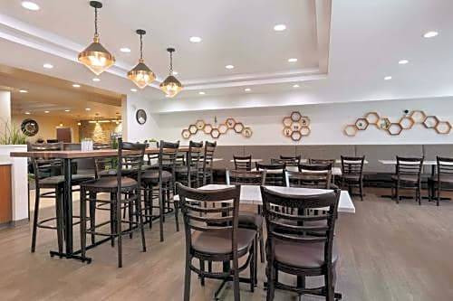Sherwood Park Hotel | Days Inn & Suites by Wyndham Sherwood Park Edmonton