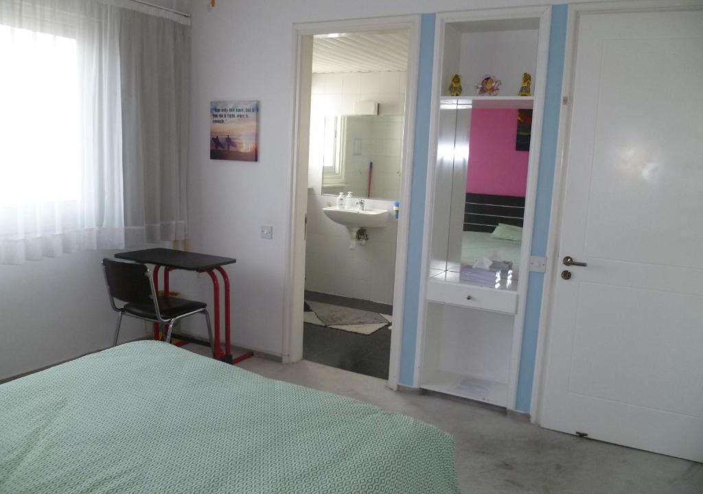 Nicosia House | Double room with ensuite bathroom at Datacom building