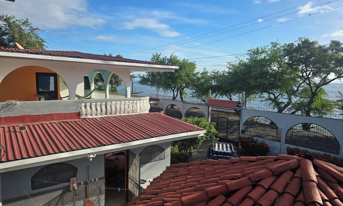 Granada Villa | El Shaddai Retreat – Lakeside Getaway Peaceful lakefront home