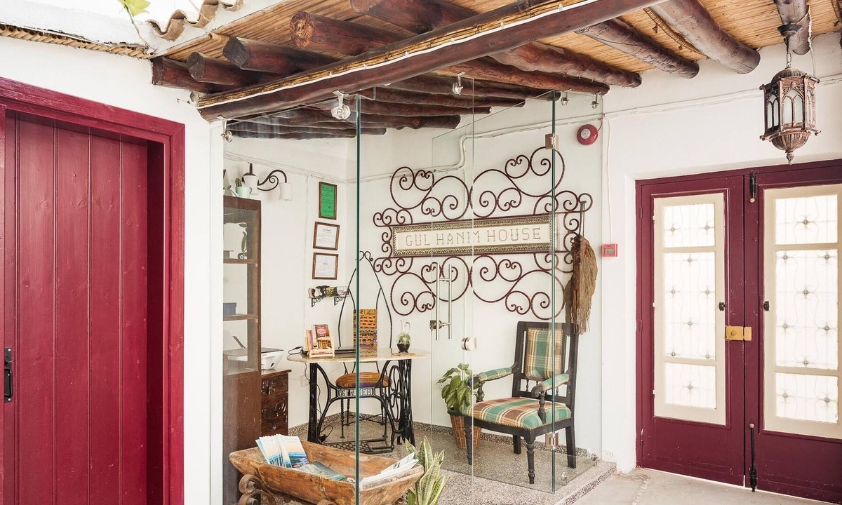 Yenisehir Bed & Breakfast | GUL HANIM HOUSE BOUTIQUE HOTEL RED ROSE ROOM in the walled city Nicosia