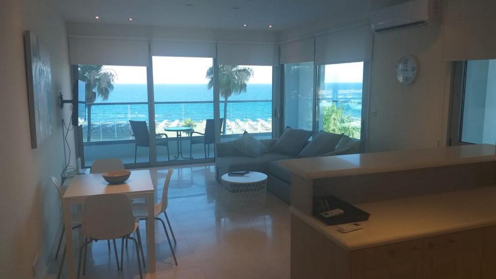 Larnaca City Centre Apartment | Horizon Luxury Suite at Finikoudes Beach 302