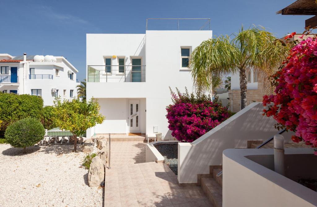 Kissonerga Villa | Infinity Luxury 4 bedroom Villa