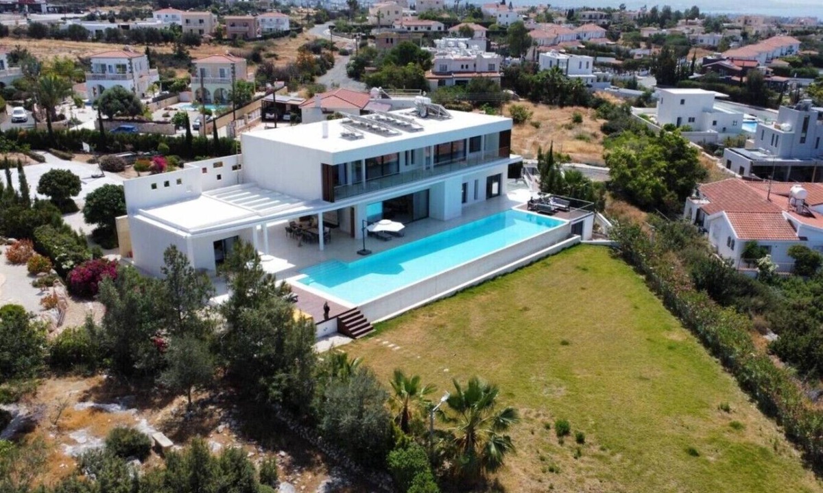 Peyia Town Villa | J&C Luxury Villa Infinity Pool & Views Seacave 7 Luxury Suites
