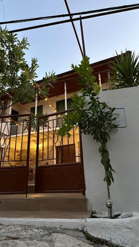 Vasa Koilaniou House | Loucy’s Art Home