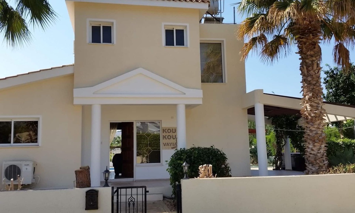 Pegeia Villa | Luxury, Superb location, All day Sun around Large Pool, Hot Tub, 3 Beds En Suite