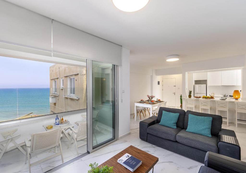 Larnaca Apartment | Mackenzie Leo Seafront Suite