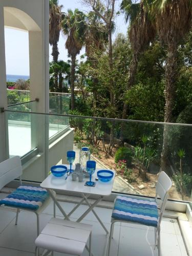 Agios Tychon Apartment | Modern Seaview Beach Studio Limassol