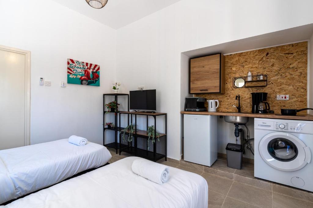 Larnaca Apartment | Mufasa Studio in Larnaca w/Terrace