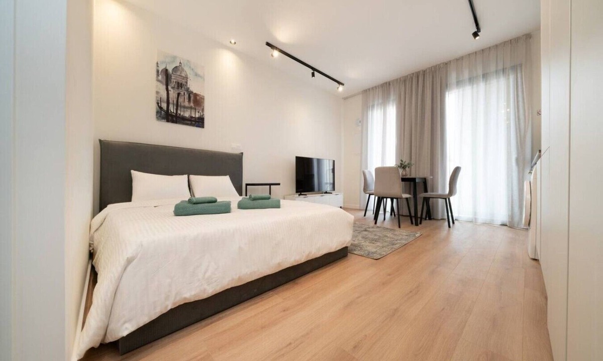 Historical Center Apartment | New central studio with balcony