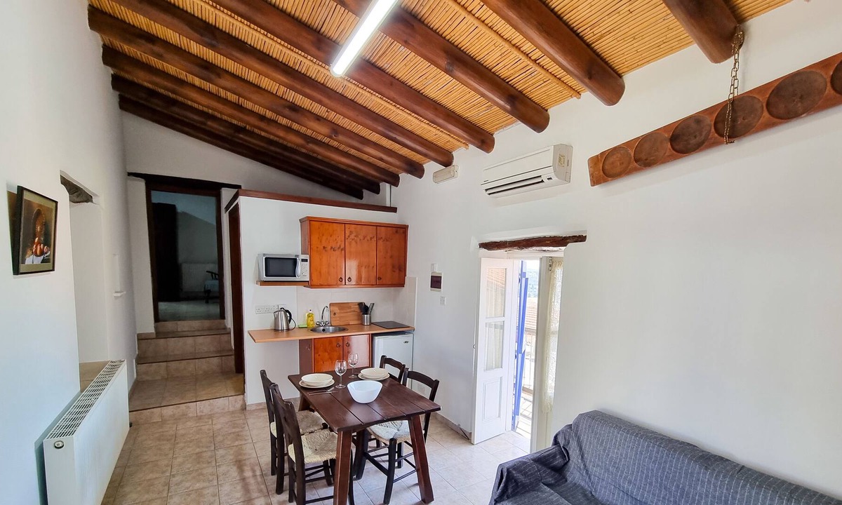 Skarinou Apartment | Poseidon Poolview Apartment