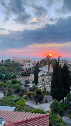 Old Town Apartment | Regina Gardens Sunset with Fast Free Wi-Fi and Late Check-Out