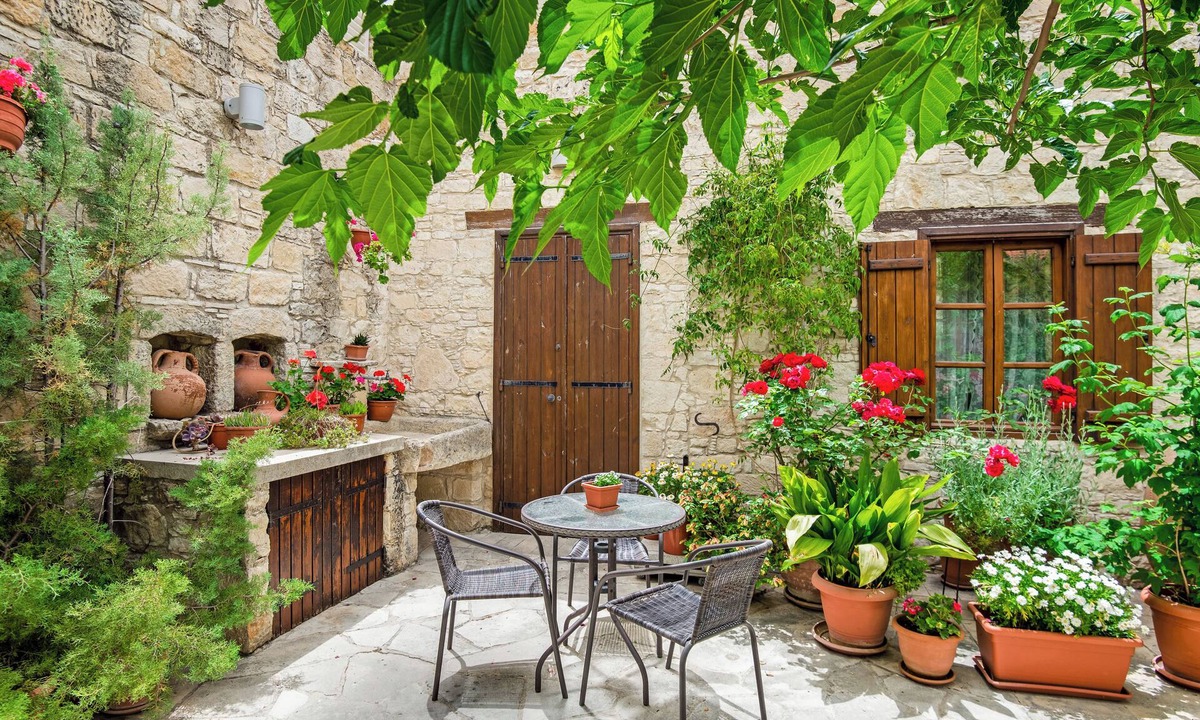 Arsos Apartment | Sanders Arsorama Comfy 1 Bdr Apt w Shared Patio