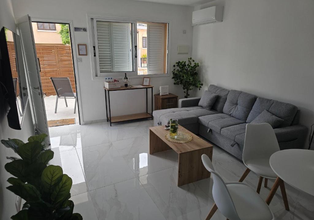 Paphos Apartment | Shiamis Modern House