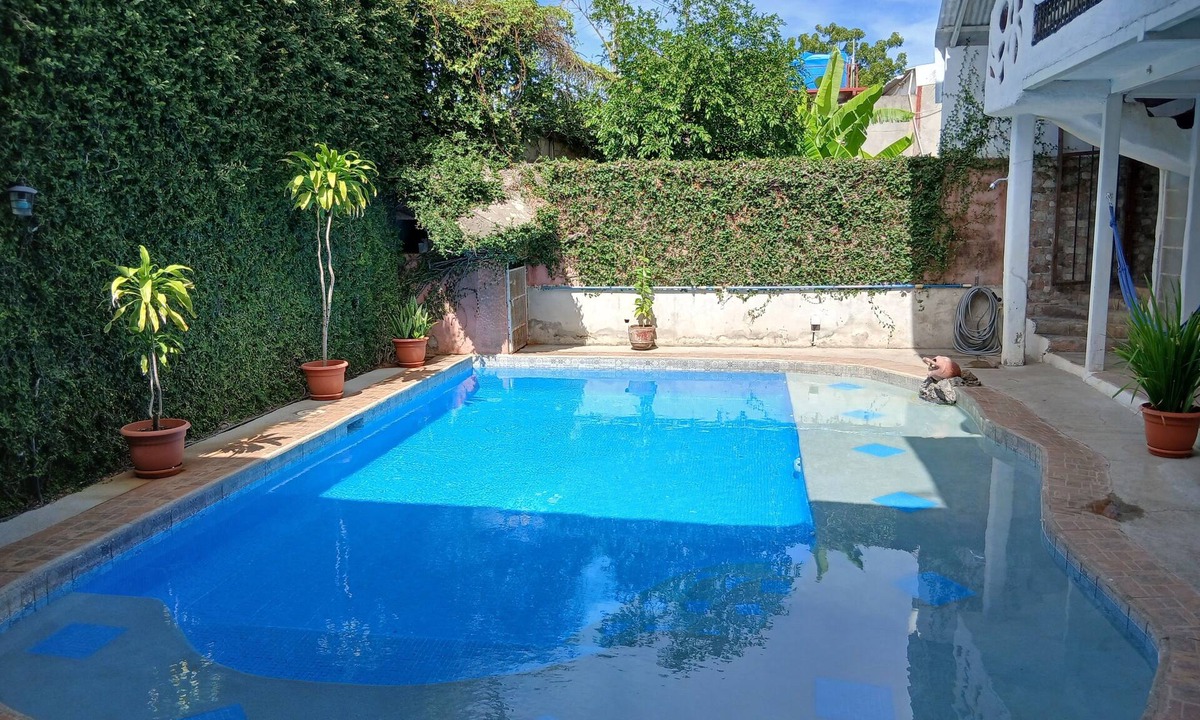 Managua Hotel | Spacious 9-bedroom hotel in tranquil Managua next to MetroCentro