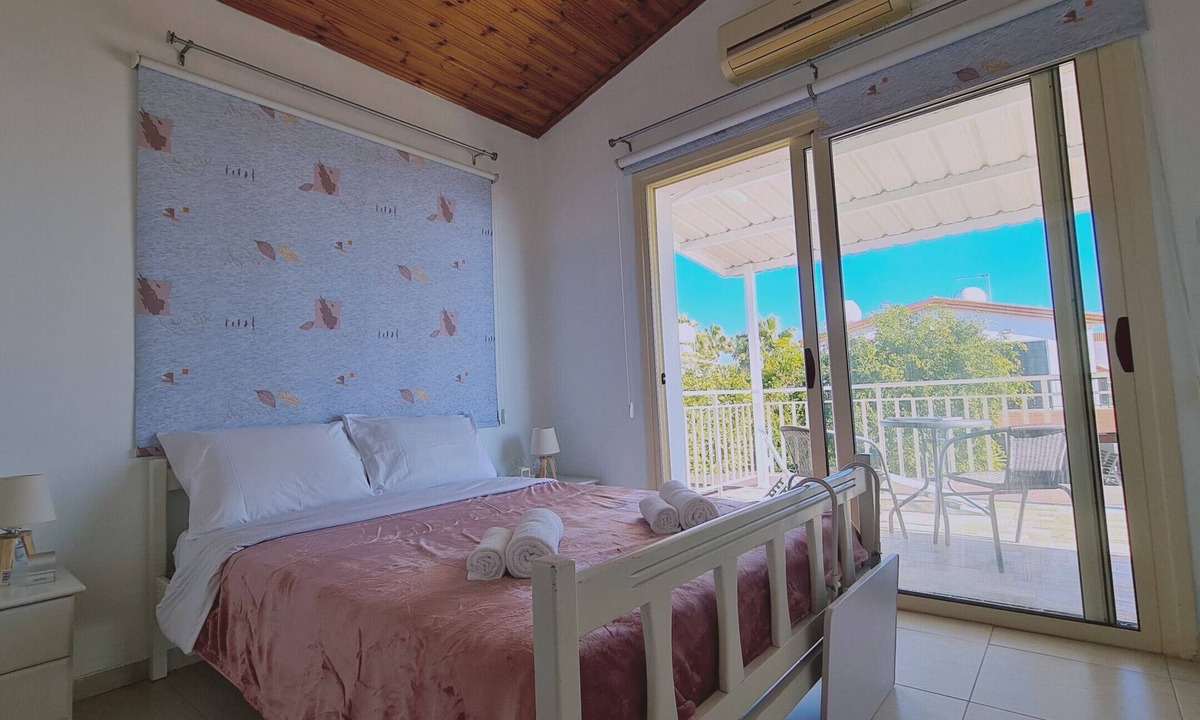 Meneou Apartment | STAY Crystal Waves Maisonette
