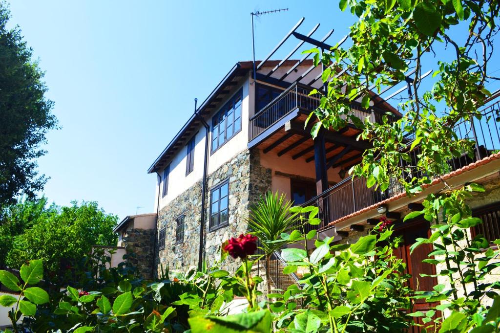 Vasa Koilaniou Villa | Stone built country house in Louvaras Village