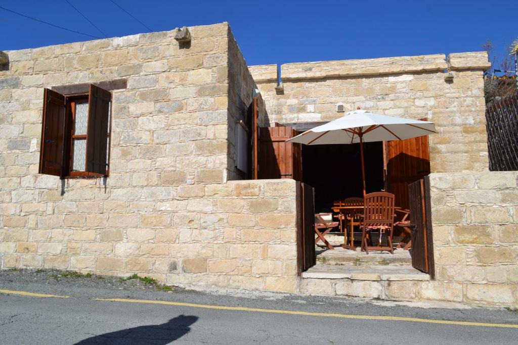 Apsiou House | Stone House