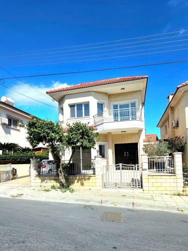 Agios Athanasios Villa | Suburban Family Villa