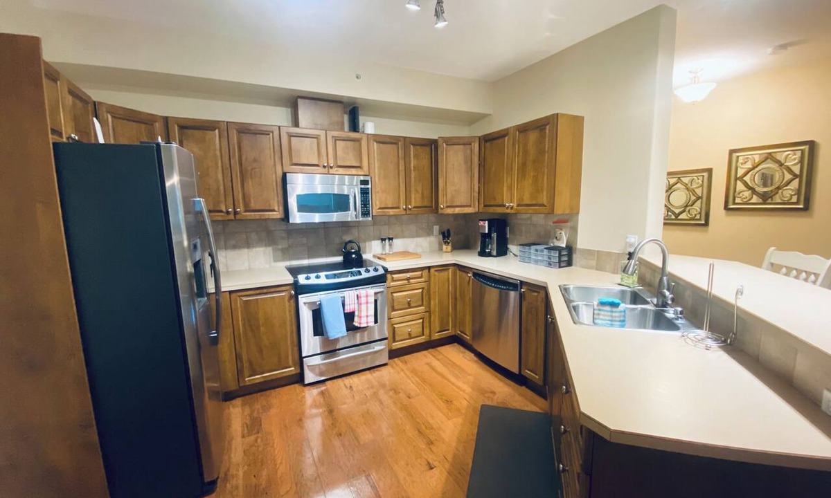 North End Condo | Sunset Waterfront Resort 4. Luxury Lakeside, Lakeview 2 bed/2 bath Kelowna Condo