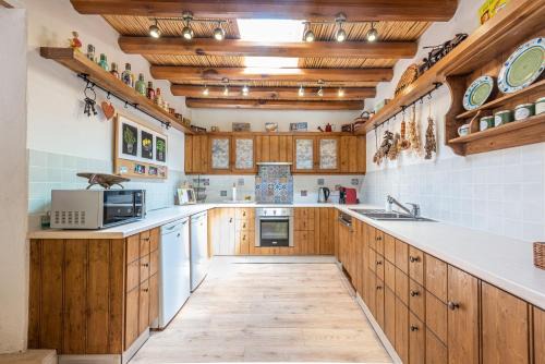 Tochni House | The Carob Tree Villa - Rustic Luxury Home With Access To Pool And Restaurant