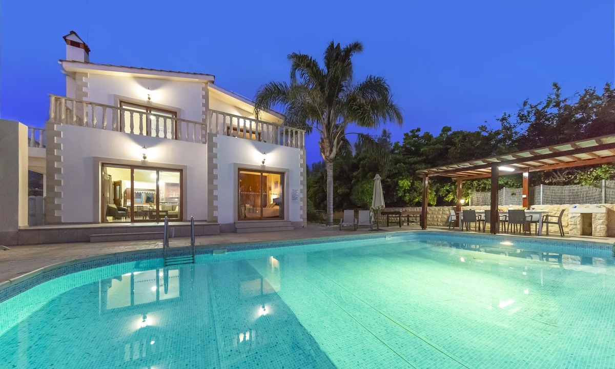 Argaka Villa | Villa Alasia - a beach villa with heated pool that sleeps 8 guests in 4 bedrooms