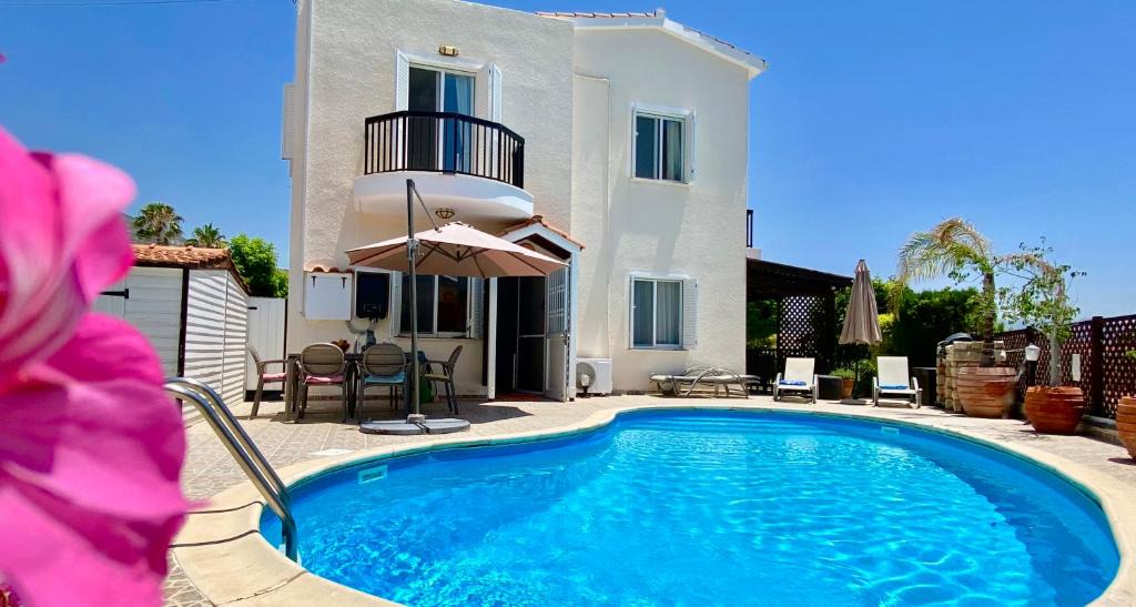 Peyia Town Villa | VILLA ALICIA with priv pool, beautiful garden and shady veranda- 5 min to the beach